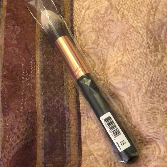 Morphe R3 Precision Pointed Contour Brush - Picture 3 of 3